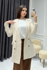 ⁦بليزر أوف وايت مخطط باللون البني بأزرار مزدوجة وجيوب أمامية – صناعة تركية⁩ - الصورة ⁦2⁩