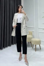 ⁦بليزر أوف وايت مخطط بالأسود بأزرار مزدوجة وجيوب أمامية – صناعة تركية⁩ - الصورة ⁦2⁩