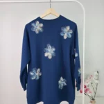 بلوزة طويلة نسائية باللون الأزرق مزينة بزهور بارزة – صناعة تركية