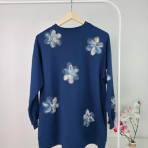 بلوزة طويلة نسائية باللون الأزرق مزينة بزهور بارزة – صناعة تركية