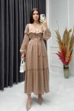 ⁦فستان طويل برونزي فاتح مع كشكش وحزام – صناعة تركية⁩ - الصورة ⁦2⁩