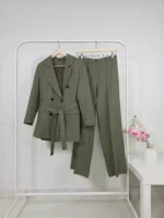 بدلة نسائية باللون الزيتوني – جاكيت وبنطال – صناعة تركية
