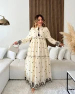 ⁦فستان طويل أوف وايت مطرز باللون الأسود – صناعة تركية⁩ - الصورة ⁦2⁩