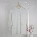 بلوزة نسائية بيضاء مطرزة بالترتر اللامع – صناعة تركية عالية الجودة – تصميم أنيق وفضفاض