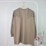 بلوزة طويلة نسائية باللون البيج الترابي مزينة بكريستالات – صناعة تركية