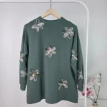 بلوزة طويلة نسائية باللون الأخضر مزينة بزهور بارزة – صناعة تركية