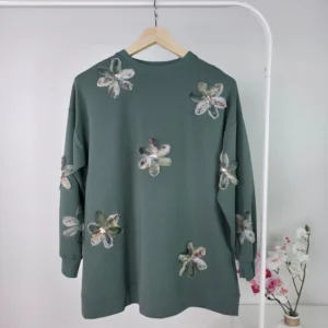 بلوزة طويلة نسائية باللون الأخضر مزينة بزهور بارزة – صناعة تركية