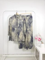 طقم قطعتين بتصميم عصري باللون الكحلي المموج (قميص بأزرار مع بنطال) – صناعة تركية